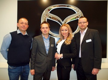 Manželia Tanečkoví s tímom predajcov v novom showroome Mazda v Trnave