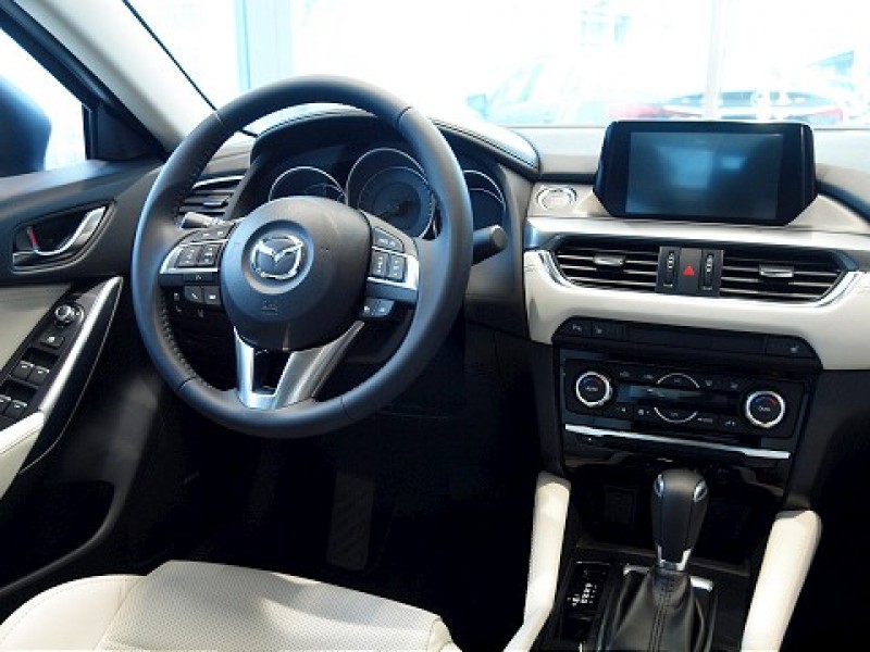 interiér nová Mazda 6 výbava